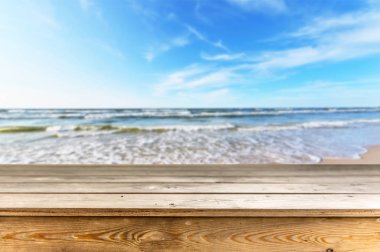 Doğal arka plan ile boş ahşap masa