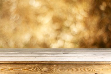 Doğal arka plan ile boş ahşap masa