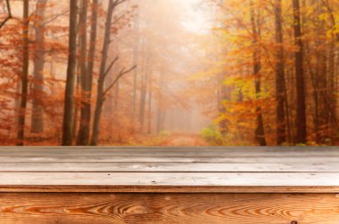 Sonbahar arka plan boş ahşap masa ile