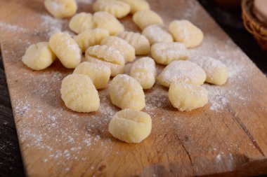Ham gnocchi bakış ahşap tahta üzerinde kapatın