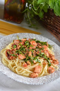 Leziz spagetti makarna Tavuk ve roka ile