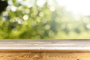 Doğal arka plan ile boş ahşap masa