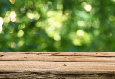 Doğal arka plan bulanık ile boş ahşap masa