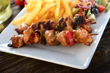 Et ve patates kızartması plaka ile şiş