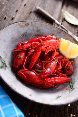 Lezzetli haşlanmış kerevit, görünümü kadar yakın