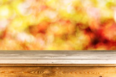 Sonbahar arka plan boş ahşap masa ile