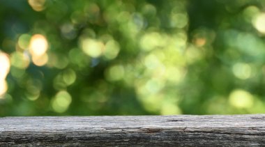 Doğal arka plan bulanık ile boş ahşap masa
