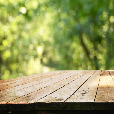 Doğal arka plan bulanık ile boş ahşap masa