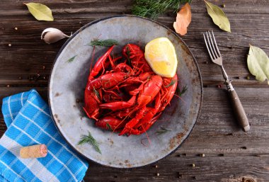 Lezzetli haşlanmış kerevit, görünümü kadar yakın