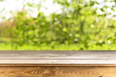 Doğal arka plan ile boş ahşap masa