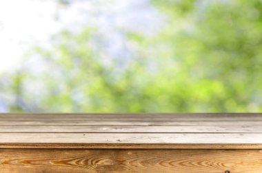 Doğal arka plan ile boş ahşap masa