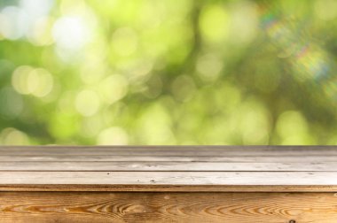 Doğal arka plan ile boş ahşap masa