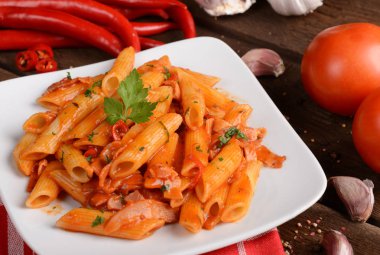 Lezzetli penne arrabiata soslu makarna
