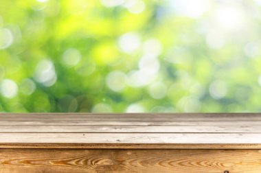 Doğal arka plan ile boş ahşap masa