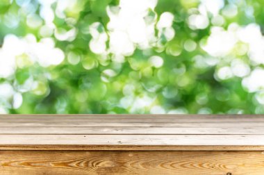 Doğal arka plan ile boş ahşap masa