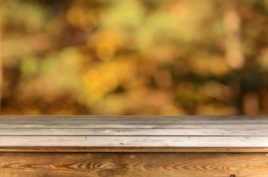 Sonbahar arka plan boş ahşap masa ile