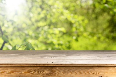 Doğal arka plan ile boş ahşap masa