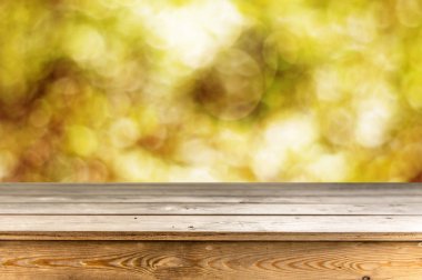 Sonbahar arka plan boş ahşap masa ile