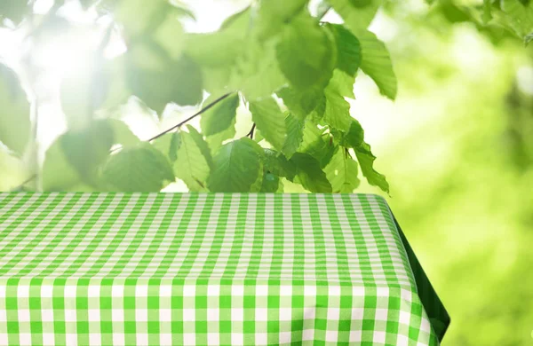 Empty Table Checkered Tablecloth Natural Background — Stock Photo, Image