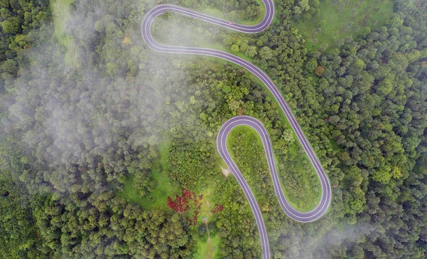 カーブの多い道路と美しい空中風景 — ストック写真