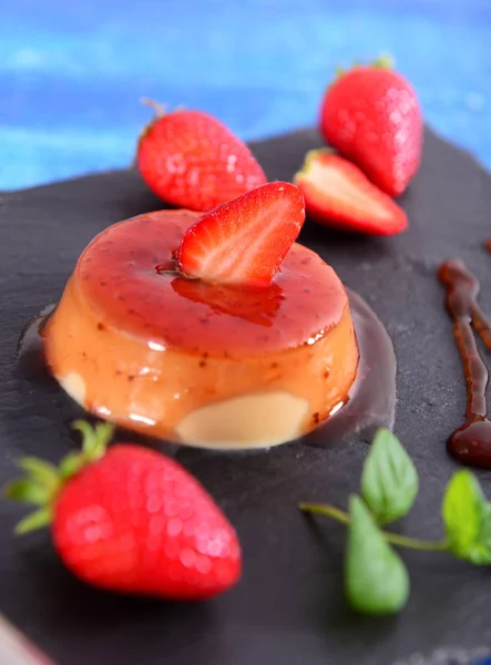 Délicieuse Panna Cotta Aux Fraises Gros Plan — Photo