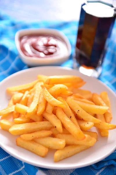 Délicieuses Frites Dans Une Assiette Blanche — Photo