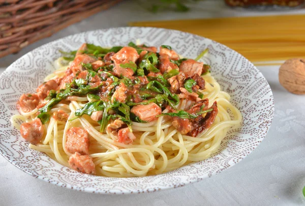 Vynikající Špagety Těstoviny Kuřecím Masem Rukolou — Stock fotografie