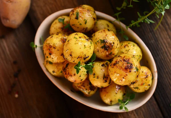 Leckere Gebratene Junge Kartoffeln Schüssel — Stockfoto