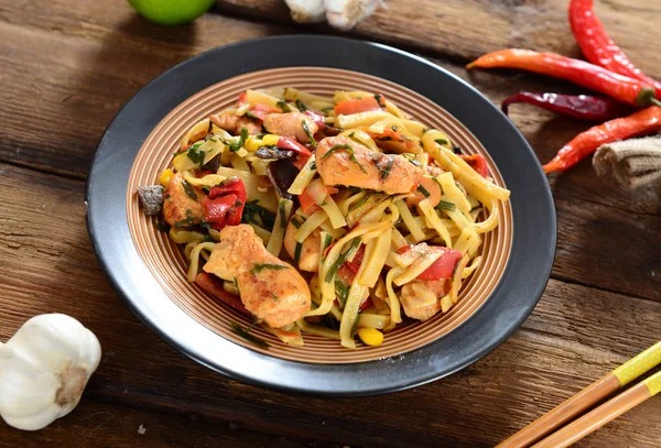 Farina Tradizionale Indonesiana Bami Goreng Con Tagliatelle Verdure Pollo — Foto Stock