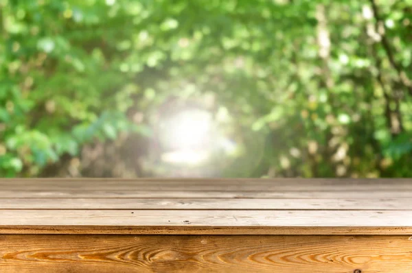 Leerer Holztisch Mit Natürlichem Hintergrund — Stockfoto