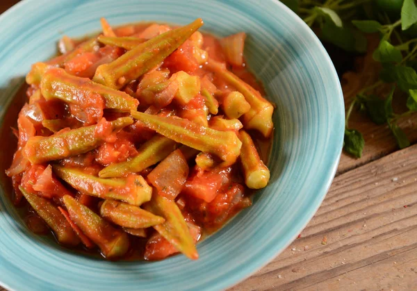 Delizioso Piatto Okra Con Pomodori Piatto Tradizionale Greco Rumeno Bulgaro — Foto Stock