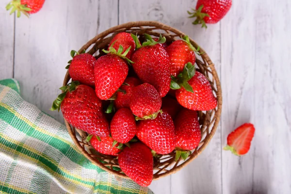 Fresas Frescas Maduras Plato Mimbre —  Fotos de Stock