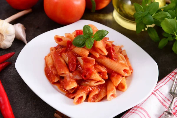 Lezzetli Penne Arrabiata Soslu Makarna — Stok fotoğraf