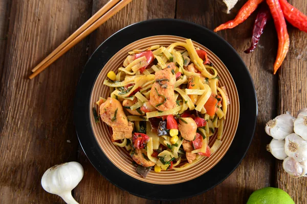 Traditional Indonesian Meal Bami Goreng Noodles Vegetables Chicken — Stock Photo, Image