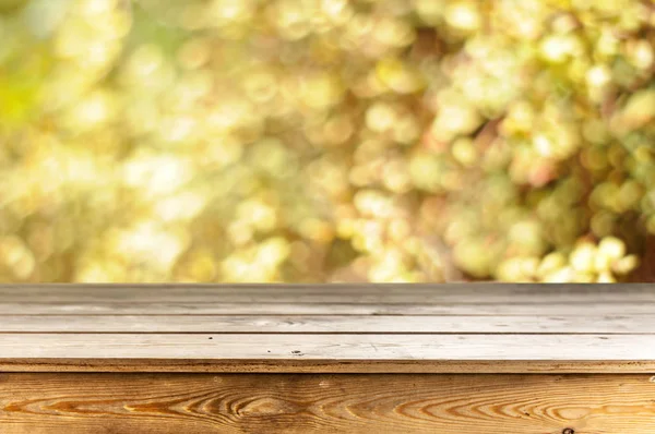 Sonbahar arka plan boş ahşap masa ile