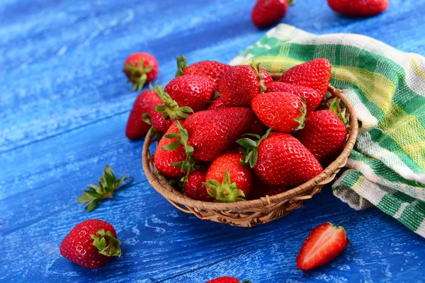 Frische Reife Erdbeeren Weidenteller — Stockfoto