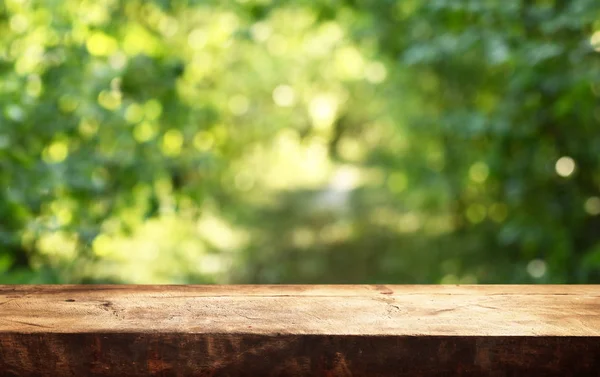 Pusty Stół Drewniany Niewyraźne Tło Naturalne — Zdjęcie stockowe