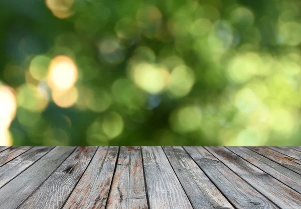 Lege Houten Tafel Met Onscherpe Natuurlijke Achtergrond — Stockfoto