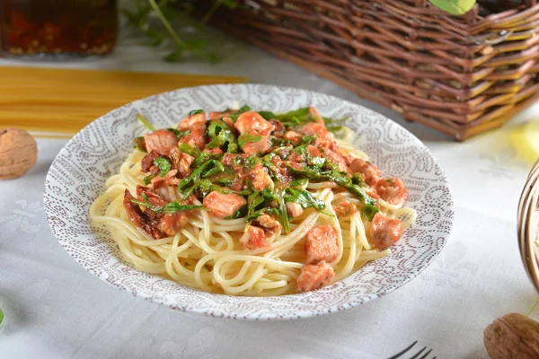 Deliciosa Pasta Espaguetis Con Pollo Rúcula —  Fotos de Stock