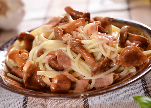Вкусная Спагетти Паста Кантереллами Ветчиной — стоковое фото