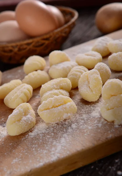 Ham gnocchi bakış ahşap tahta üzerinde kapatın