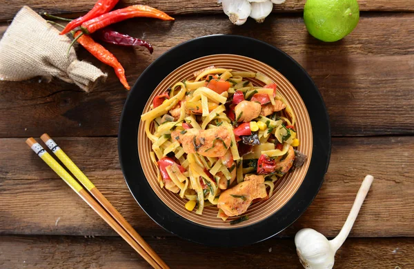 Traditional Indonesian Meal Bami Goreng Noodles Vegetables Chicken — Stock Photo, Image