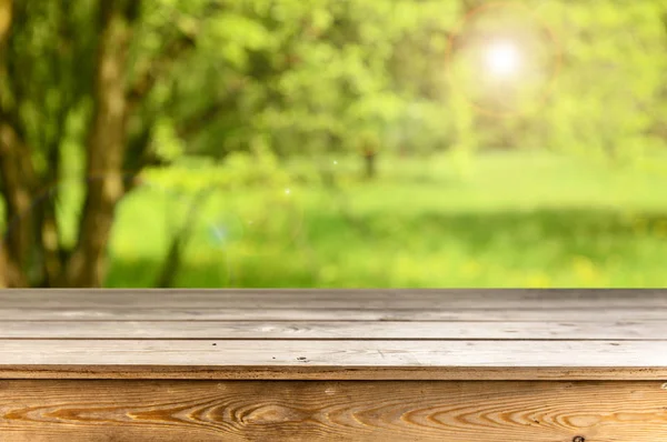 Doğal arka plan ile boş ahşap masa