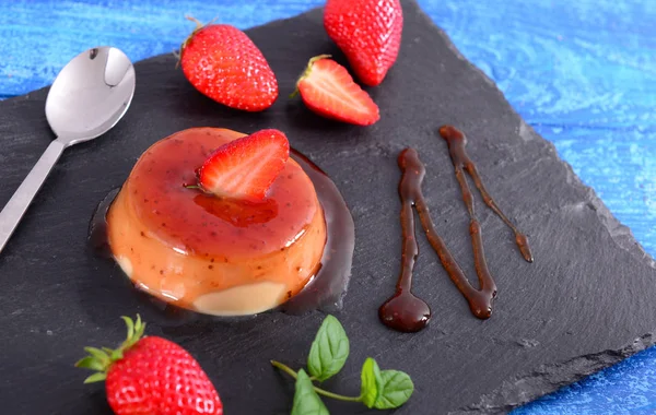 Heerlijke Panna Cotta Met Aardbeien Close — Stockfoto