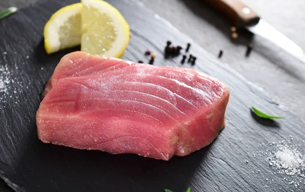 Zblízka Pohled Surového Tuňák Steak — Stock fotografie