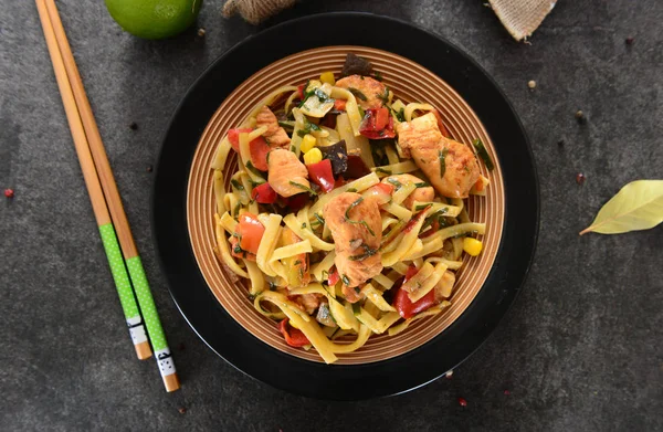 Deliziose Tagliatelle Con Pollo Verdure Piatto — Foto Stock