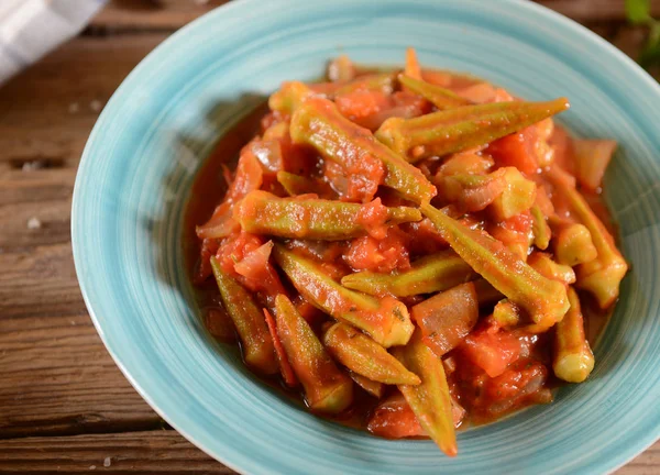 Domates ile lezzetli bamya yemek. Geleneksel Yunan, Romen, Bulgar ve Türk yemeği 