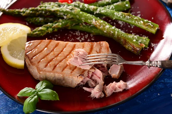 Grilled Tuna Steak Roasted Asparagus Parmesan — Stock Photo, Image