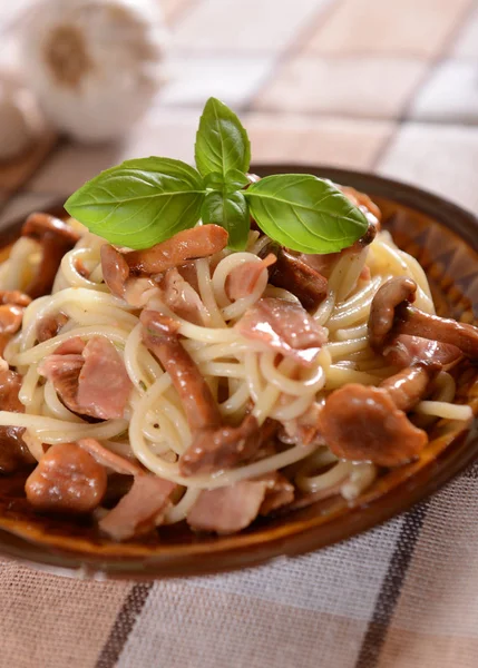 Leckere Spaghetti Mit Pfifferlingen Und Schinken — Stockfoto