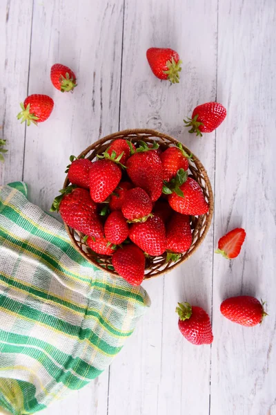 Fragole Fresche Mature Piattino Vimini — Foto Stock